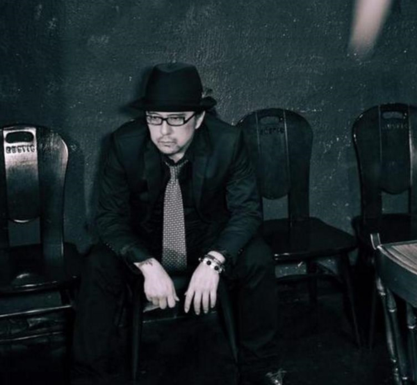 日本90年代重量级摇滚乐队wands主唱兼作词,现为日本摇滚乐队"猫骗"