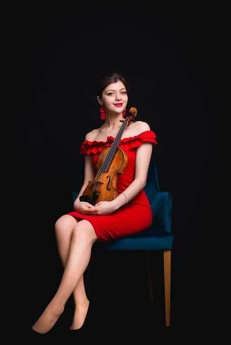 首席小提琴简介2009年毕业维也纳国立音乐学院.